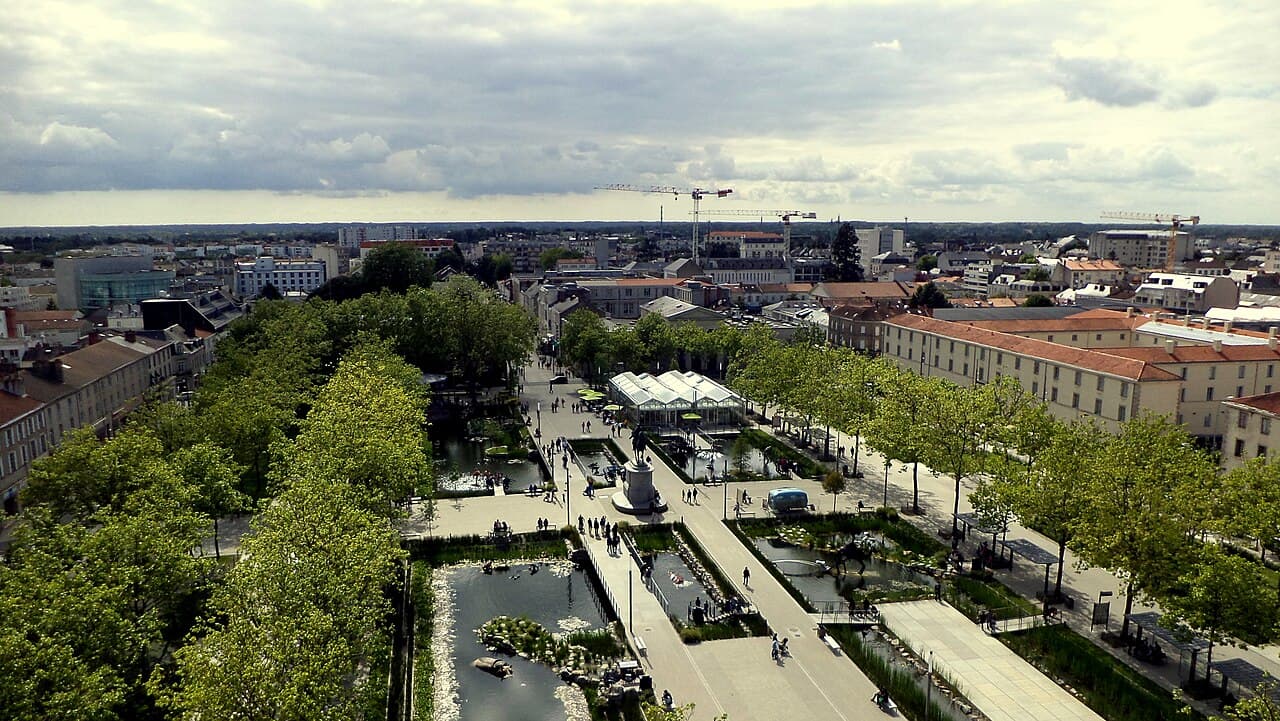La place Napoléon de La Roche-sur-Yon vue depuis l’église Saint-Louis