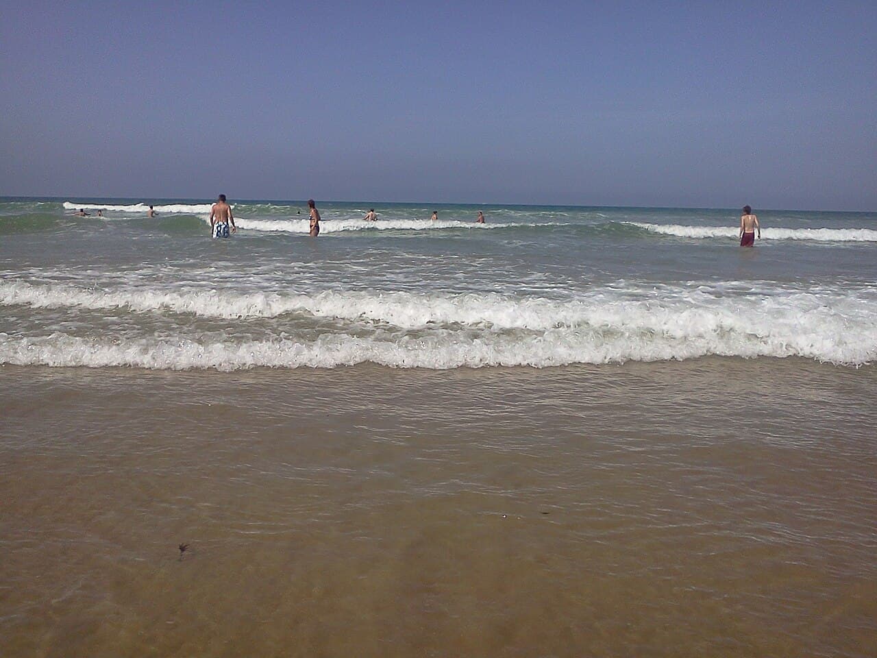 Des baigneurs dans les vagues sur une plage d’Olonne-sur-Mer