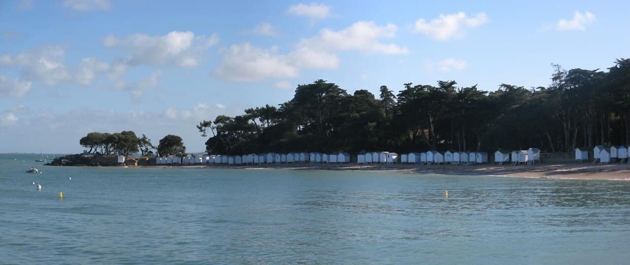 Les cabines blanches de la plage des Dames vues depuis la mer à Noirmoutier